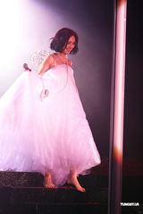 组图：杨千嬅开唱感触到哭 多套名贵战衣轮番亮相