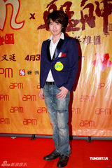 幻灯图：《艋舺》香港宣传 阮经天赵又廷狂舞