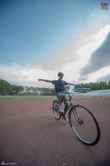 组图：谭杰希新写真骑二八自行车 展怀旧校园风