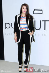 组图：孔孝真参加首尔时装周 毛绒大衣霸气足