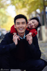 组图：《老有所依》张铎陪女儿玩耍 为爱过把瘾