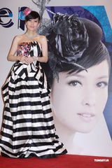 组图：周慧敏低胸拖尾长裙现身 否认给老公赚钱