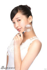 组图：金莎拍美白嫩肤写真 做代言当老板忙不停