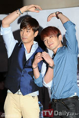 组图：韩国组合神话两人一组3地办签名会谢粉丝