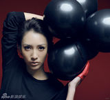 组图：王梓诺登杂志封面 性感扮嫩都给力