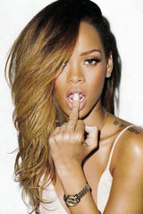 组图：蕾哈娜咬指吞烟诱惑  俯身秀半球