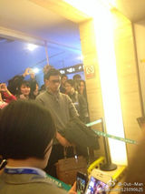 组图：女子霸气公开跪地求婚 男子接受欲哭无泪