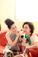 组图：孙宁与妈妈共出镜 母亲节大片显温情时刻