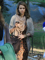 高清组图：杰西卡-阿尔芭街拍 披肩毛衣配长裙