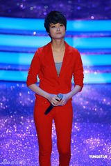 幻灯：香港金像奖现场 李宇春红衣深情献唱