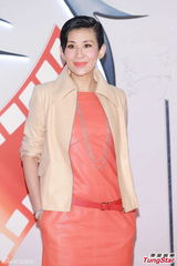 组图：吴君如短裙冷到腿抖 忙至无暇陪女儿