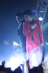 组图：范世琦居来提烟熏妆容翻唱EXO-M《MAMA》