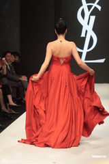 组图：钟丽缇台湾走秀 性感豹纹洋装搭配红唇