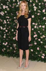 组图：罗茜-汉丁顿-惠特莉黑裙亮相妩媚