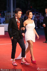 组图：艾怡良性感秀美腿 工作人员蹲地理裙摆