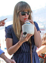 高清图：奥利维亚-王尔德街拍 波点裙搭流苏包