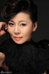 组图：张雅萌春日写真 诠释轻熟女韵味