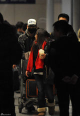 俞灏明回京粉丝乌龙 真假美猴王接机难分辨(图)