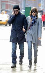 组图：贾斯汀与杰西卡街头散步 狂通话冷落妻子