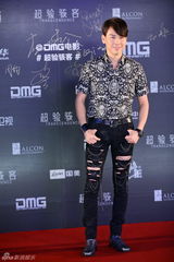 组图：《超验骇客》首映红毯 德普亮相影迷尖叫