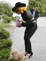 组图：Gaga带宠物狗逛公园 同吃一袋爆米花