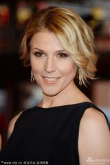 组图：《耶稣受难像》首映 安娜大秀美背显优雅