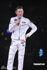 组图：刘德华演唱会恭维李克勤 与歌迷开睡衣派对