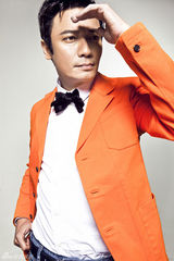 组图：罗嘉良拍橘色西服写真 秀嬉皮英伦风