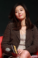 组图：全智贤优雅亮相宣传 盼与徐峥合作