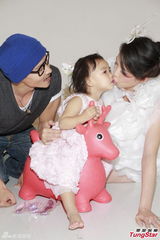 组图：蔡少芬挺大肚拍全家福 与爱女玩亲亲