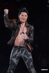 组图：郑伊健开唱遭催婚 女友蒙嘉慧到场欣赏