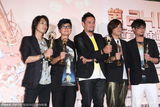 组图：猴子飞行员喜获最佳乐团奖 成员欢呼雀跃