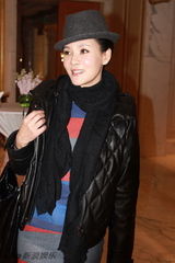 组图：何佳怡潮感冬日写真演绎时尚摩登女郎