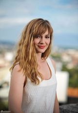 高清组图：法国女星露易丝-布尔昆白裙清纯亮相