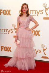 组图：艾美奖红毯 杰玛-梅斯薄纱粉裙透视诱惑