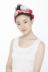 组图：焦俊艳写真上演纯白诱惑  清新笑容温婉可人