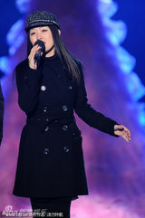 组图：杨钰莹卫视春晚彩排甜笑迷人 透露将出专辑