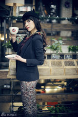 组图：陈紫函变身时尚猫女 慵懒享受下午茶时光