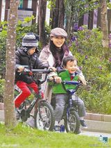组图：张柏芝新年陪儿子骑单车 母子其乐融融