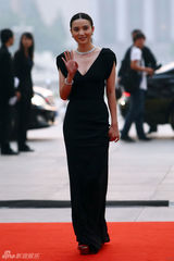 组图：小宋佳露背礼服亮相 佩戴百万珠宝走红毯 