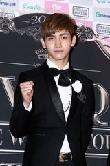 高清组图：东方神起巡演启动 首尔站亮相西装帅气