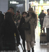 组图：林志玲大衣裹身似睡袍 遮素颜低头疾走