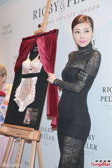 组图：熊黛林情变后首亮相 淡定站台秀美腿