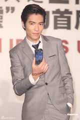 组图：萧敬腾代言手机 “省话一哥”上演表情秀