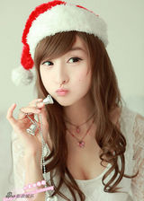 幻灯图集：小龙女彤彤化身圣诞宝贝 秀蕾丝装