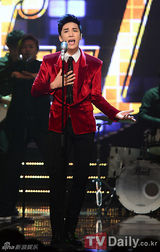 组图：泫雅孙丹菲《M 倒计时》热舞  李夏怡再夺冠