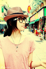 组图：童瑶粉帽T恤清新街拍 可爱率性完美结合