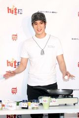 高清组图：王力宏秀厨艺煎双蛋 期望发片拍片双丰收