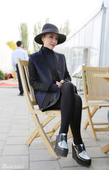 组图：孙宁出席国际马术杯 贵族骑士风显优雅