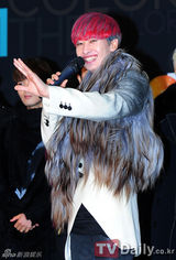 组图：韩星IU与好友秀智主持歌谣大战 众星云集